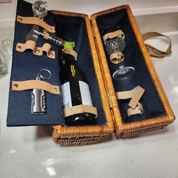 Vintage PicNic Rattan Basket For Wine, Wine Glasses And Accessories - Picture 2 of 14